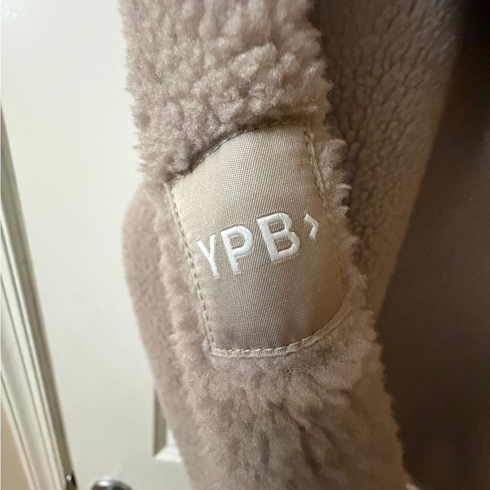 Abercrombie & Fitch
YPB neoWARM Hooded Full-Zip - Picture 5 of 8